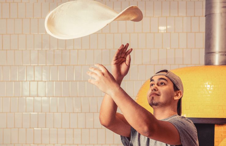 Pizzaiolo prepara pizza