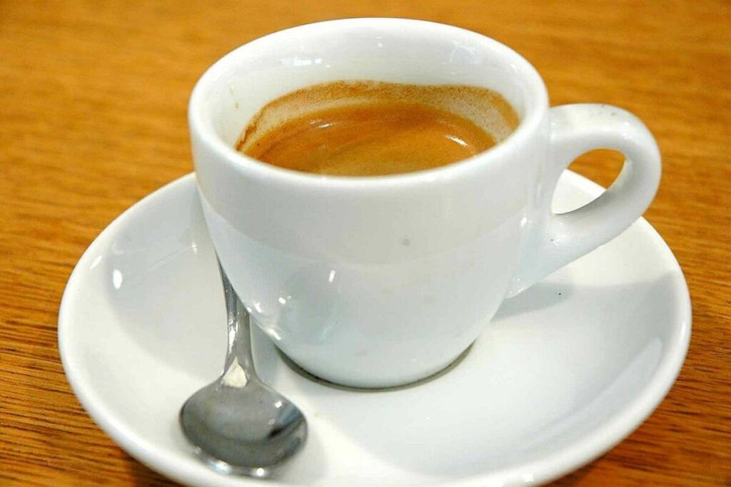 Tazzina di caffè e cucchiaino