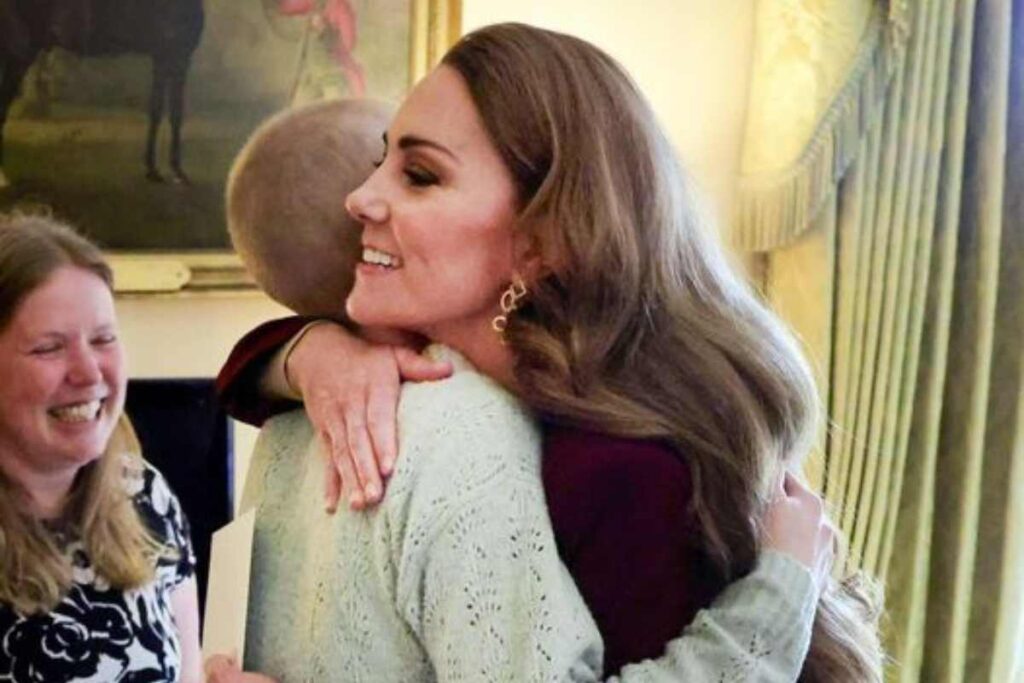 Kate Middleton abbraccia la giovanissima fotografa malata di cancro