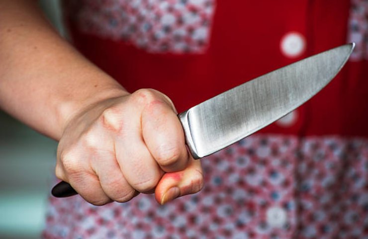 la donna ha anche ferito l'uomo con un coltello da cucina